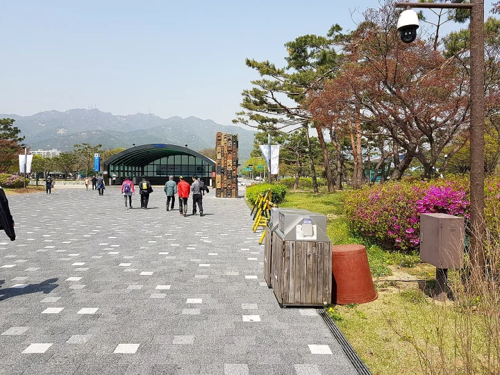 Why can street trash cans feel surprisingly hard to find in Seoul?