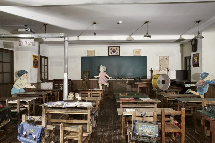 1980년대 학생들은 교실 나무바닥에 직접 왁스를 칠했다