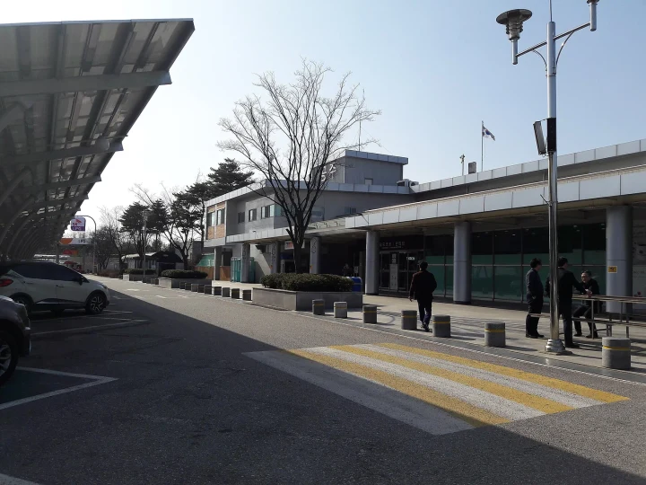 한국 고속도로 휴게소는 왜 이렇게 클까?