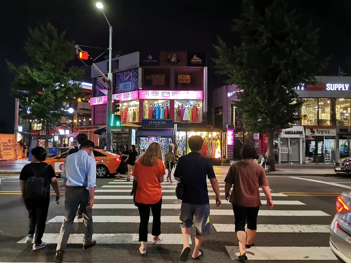 Why does a Korean crosswalk sometimes announce that the green light is on?