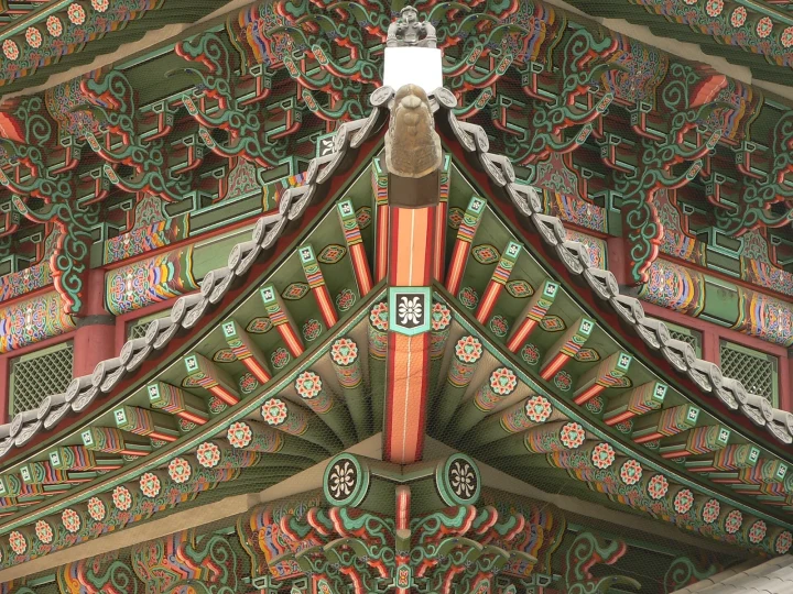 궁궐 단청은 왜 이렇게 화려할까?