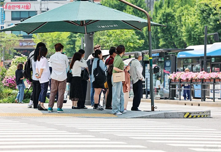ソウルの横断歩道脇にある大きなパラソルは、信号待ちのための公共設備です
