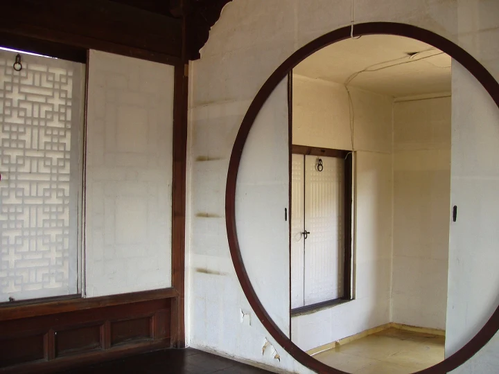 Why were hanok windows covered with hanji instead of glass?