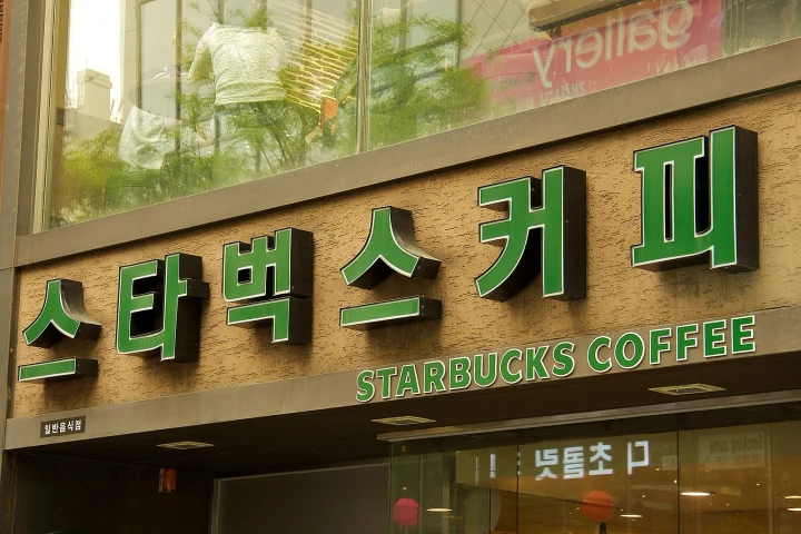 Even Starbucks wears a Hangeul sign in Insa-dong