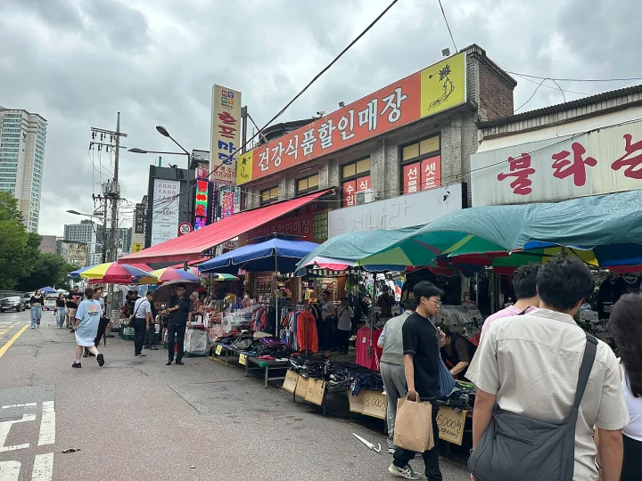 古い品物が行き交う東廟