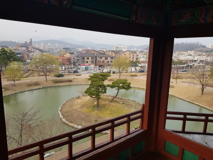 Banghwasuryujeong and its surroundings