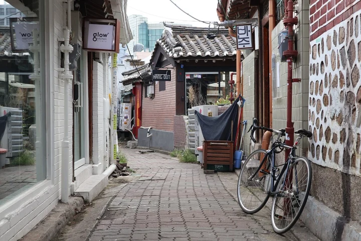 An Ikseon-dong street scene