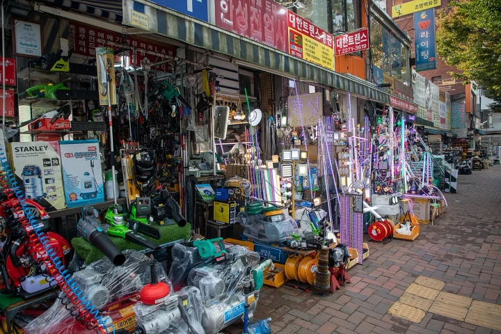 Euljiro’s lighting shops