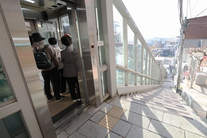 Haebangchon’s streets