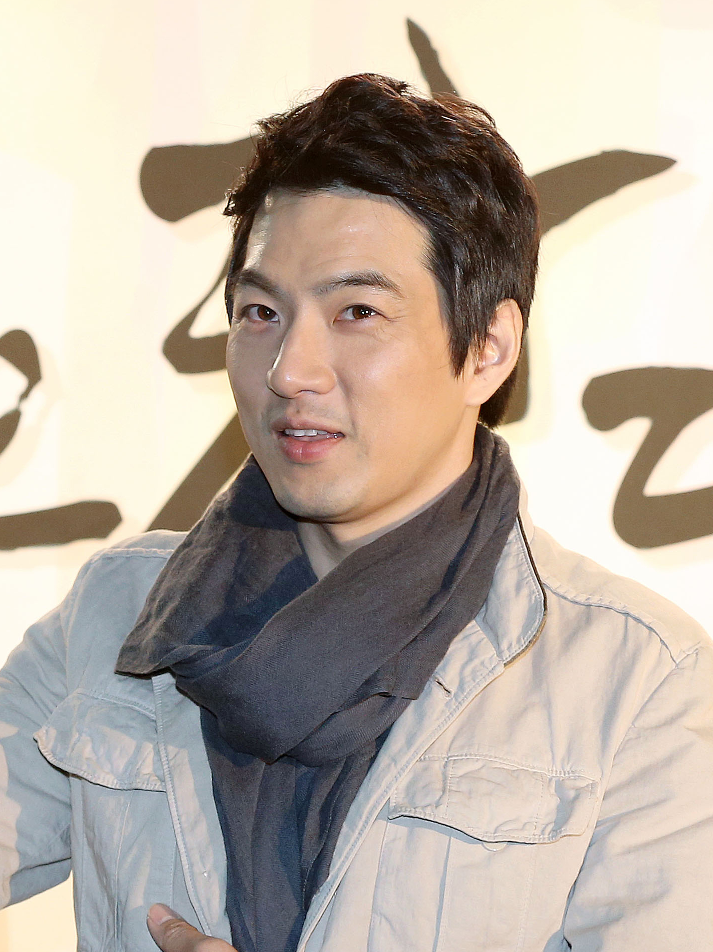 밝은 재킷과 짙은 회색 스카프를 착용한 송일국의 상반신 자료 사진.