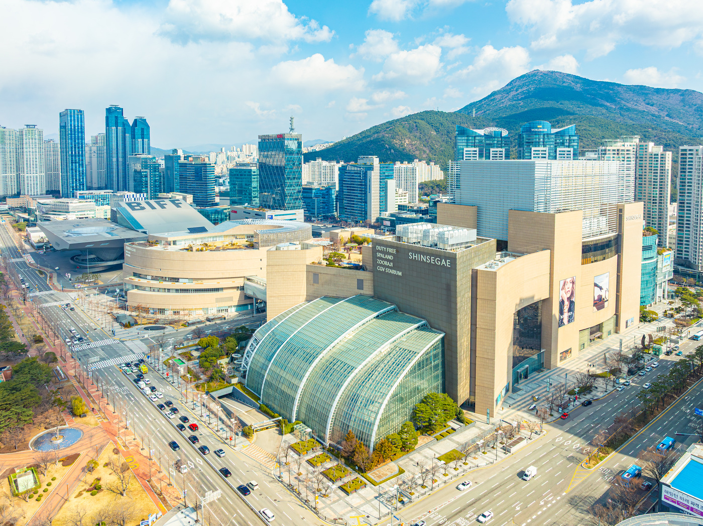 부산 신세계 센텀시티 본관과 주변 도로를 내려다본 전경