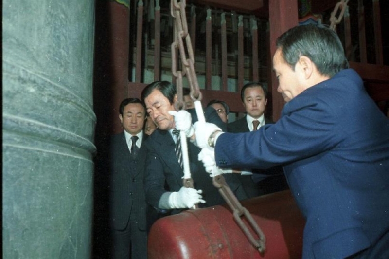 1978년 보신각에서 종을 치는 줄을 당기는 사람들