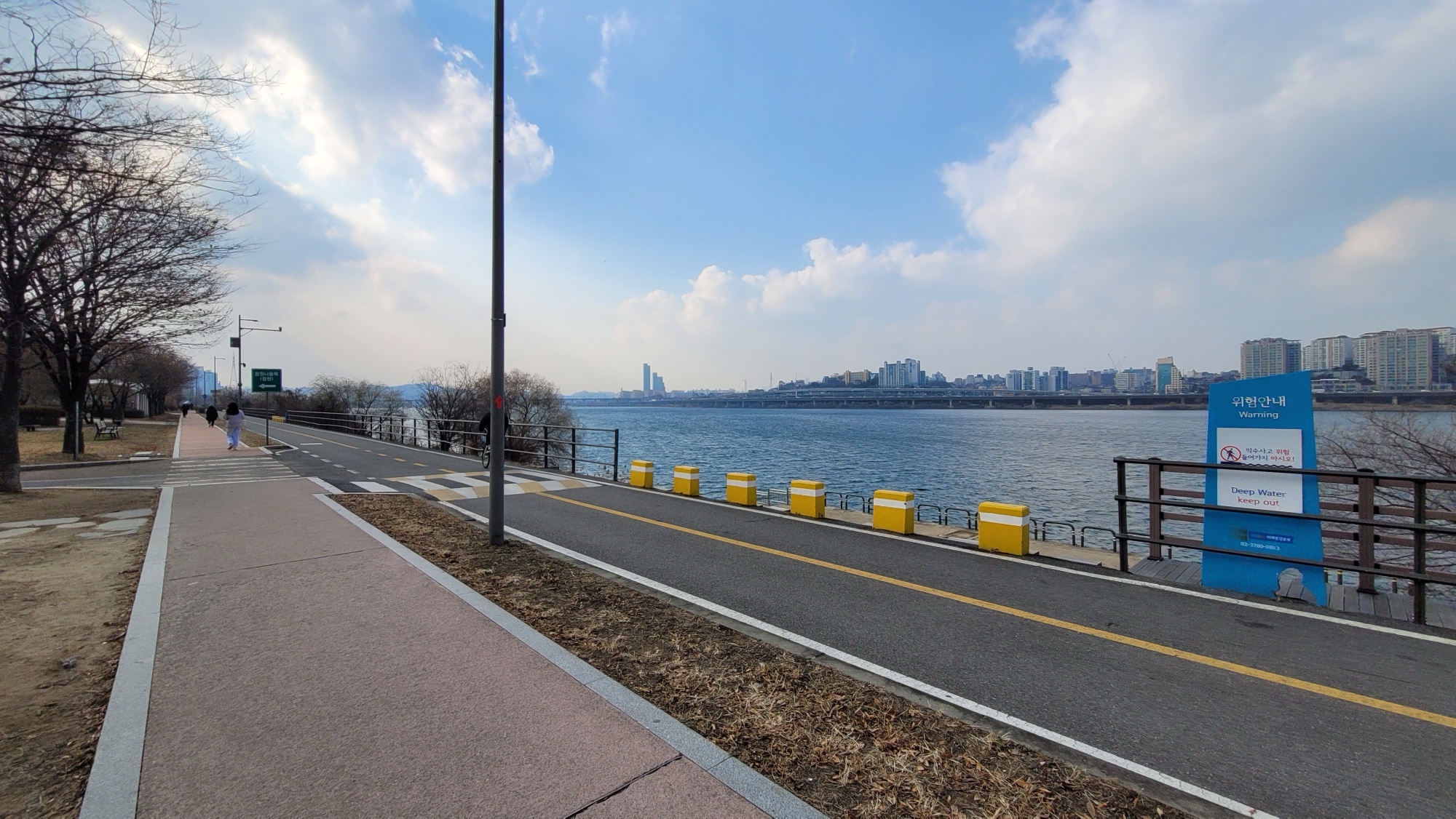 漢江沿いに続く蚕院漢江公園の歩道と自転車道