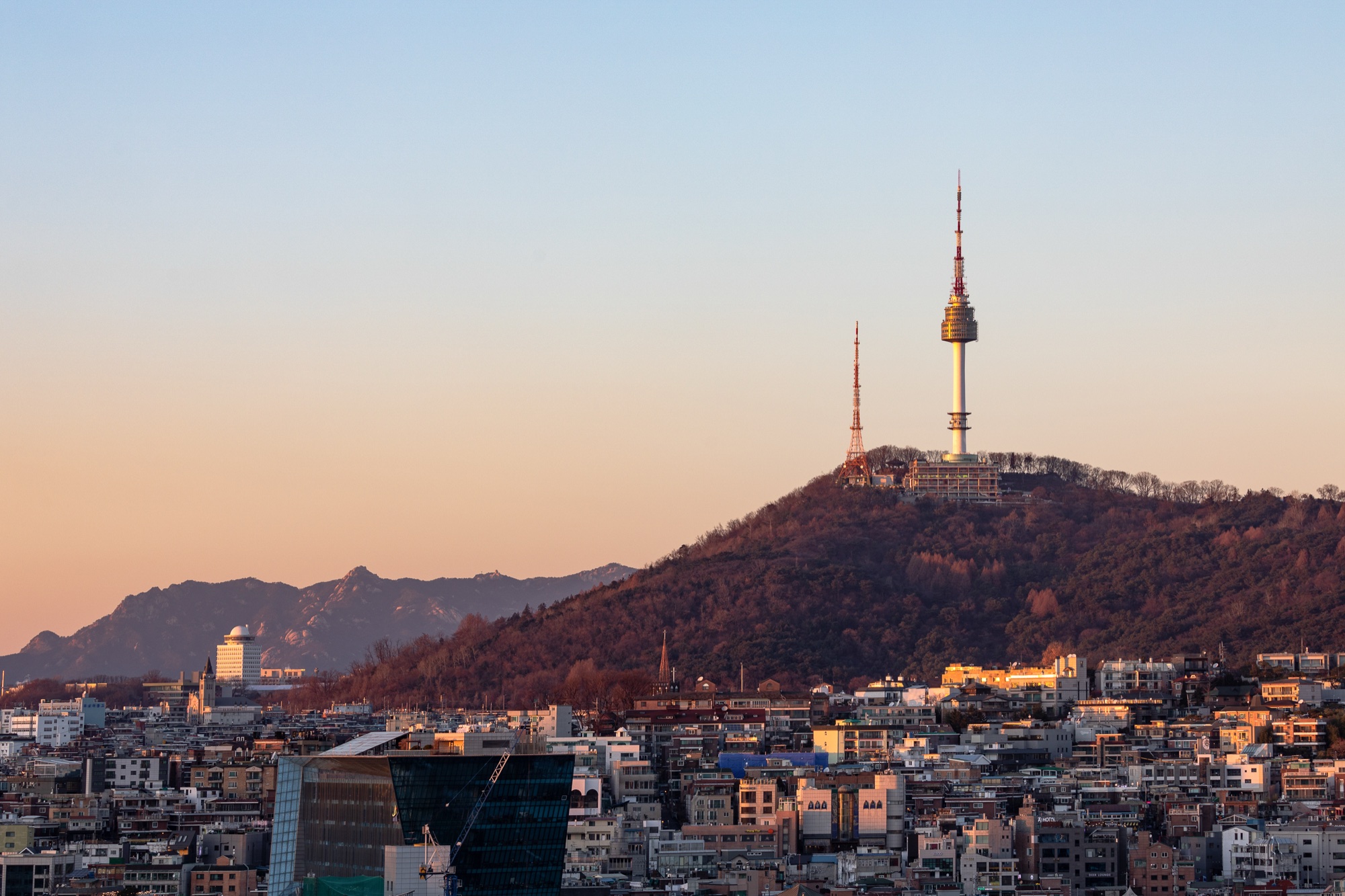 해 질 무렵 도심 너머로 보이는 남산과 N서울타워