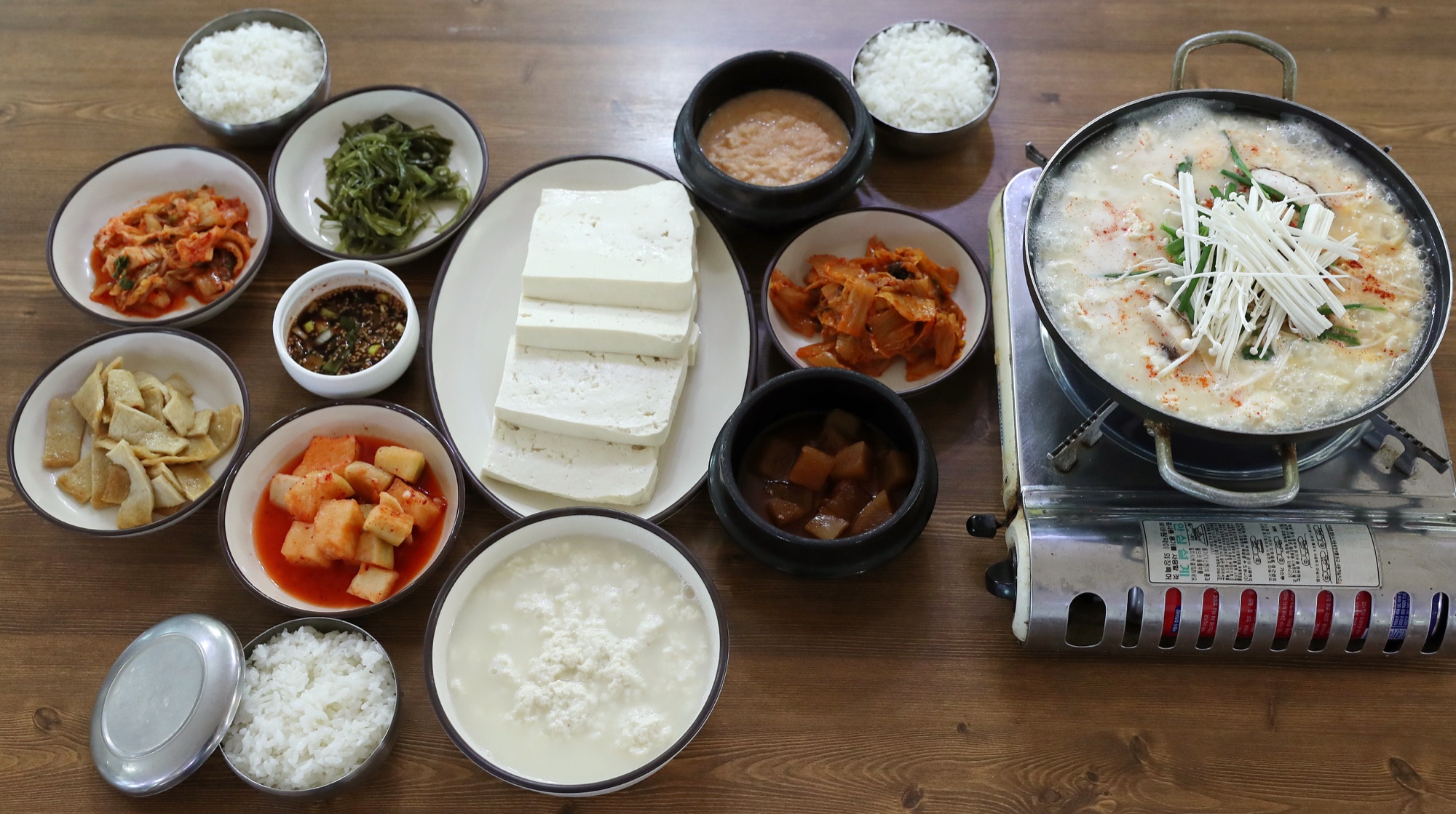 모두부, 순두부, 순두부찌개와 반찬이 차려진 초당 두부 상차림