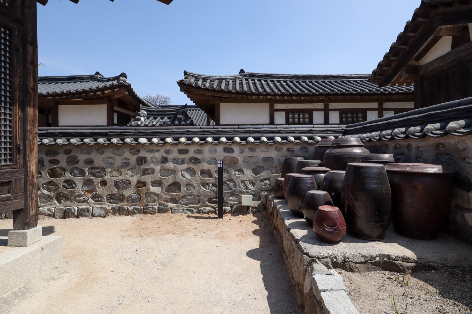 남산골한옥마을 한옥 마당과 돌담, 장독대