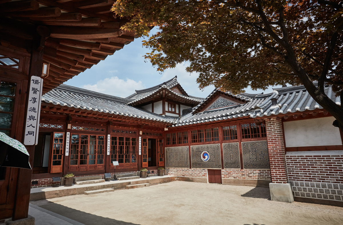 백인제가옥 안채 마당에서 보이는 유리창과 붉은 벽돌.