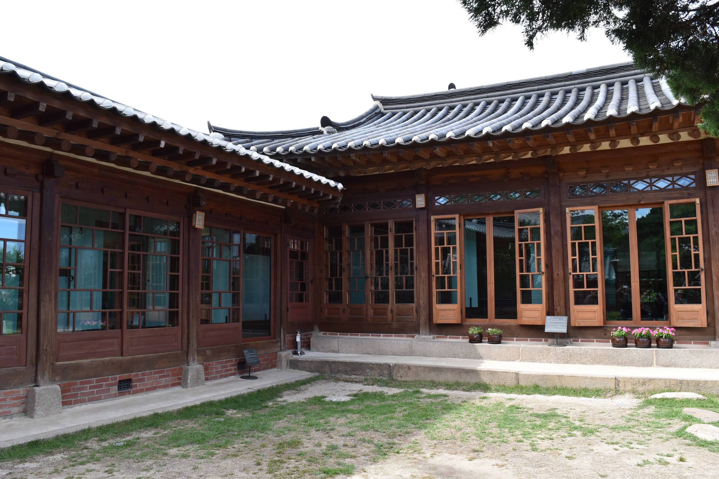 백인제가옥의 목조 창호와 열린 유리문.