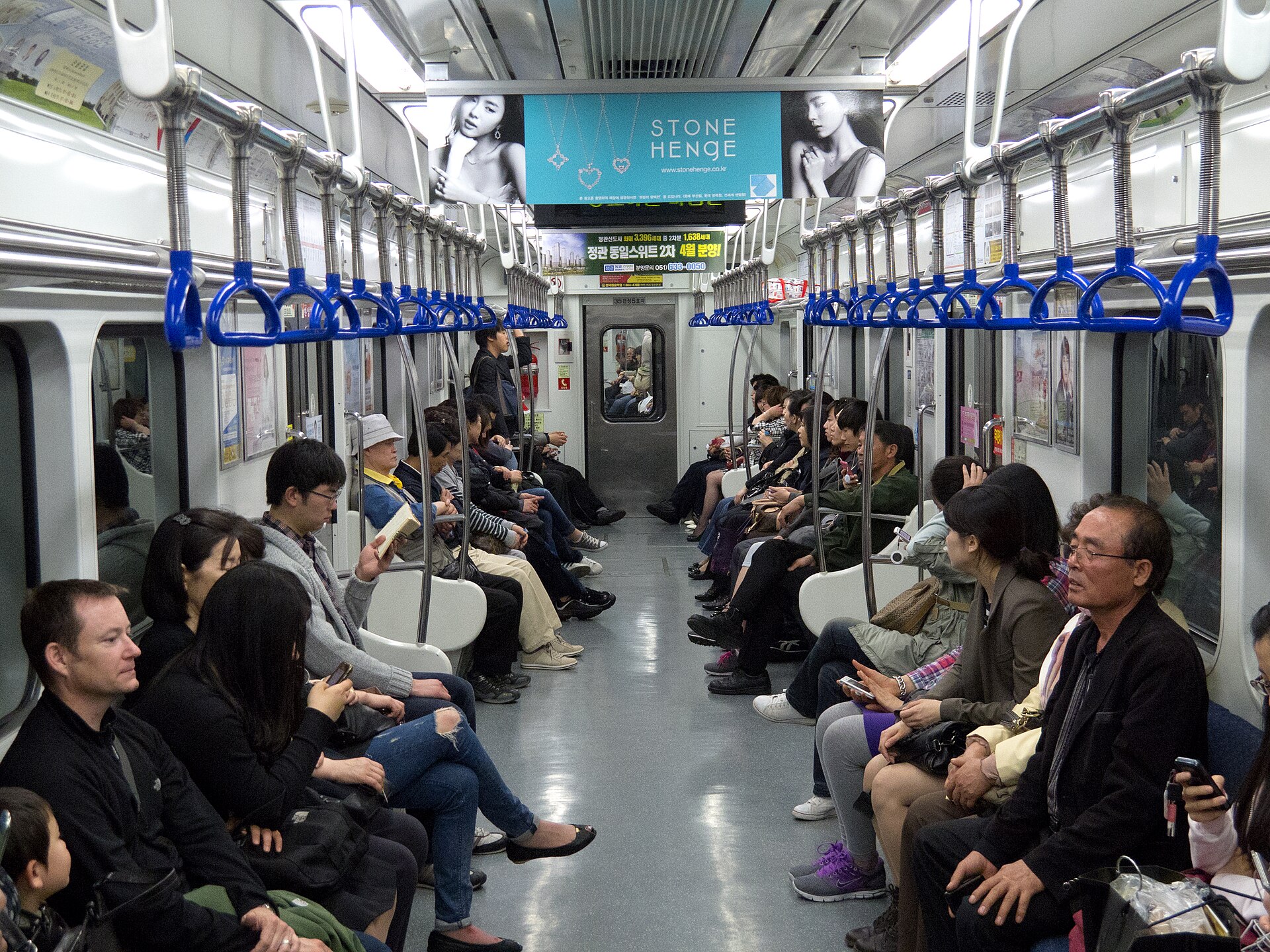 両側の座席に乗客が座る釜山都市鉄道の車内