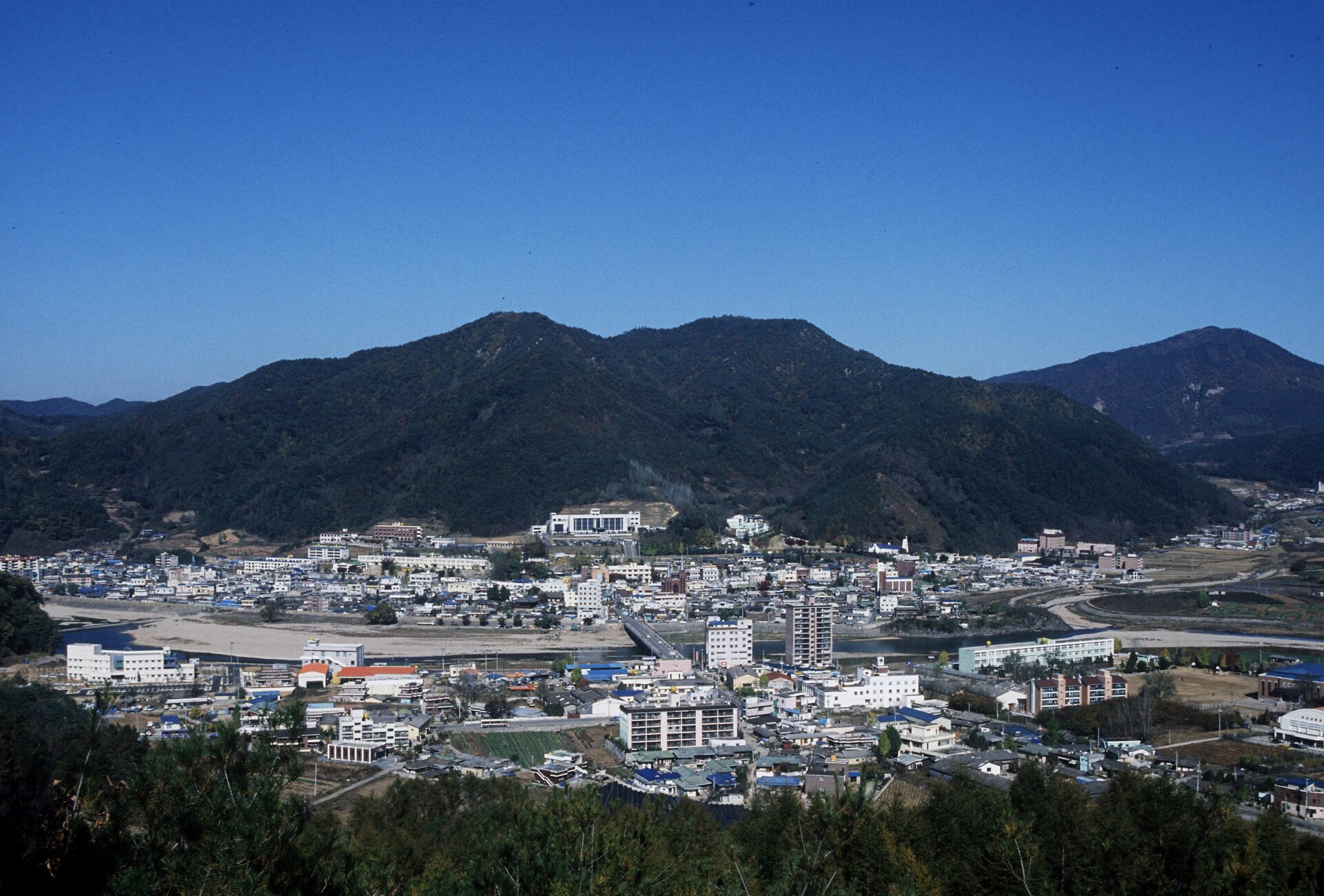 The town of Cheongsong-eup below the hills beside the river