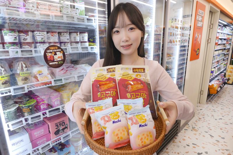 냉동 칸 앞에서 아이스고구마맛탕과 모찌 아이스를 든 모델