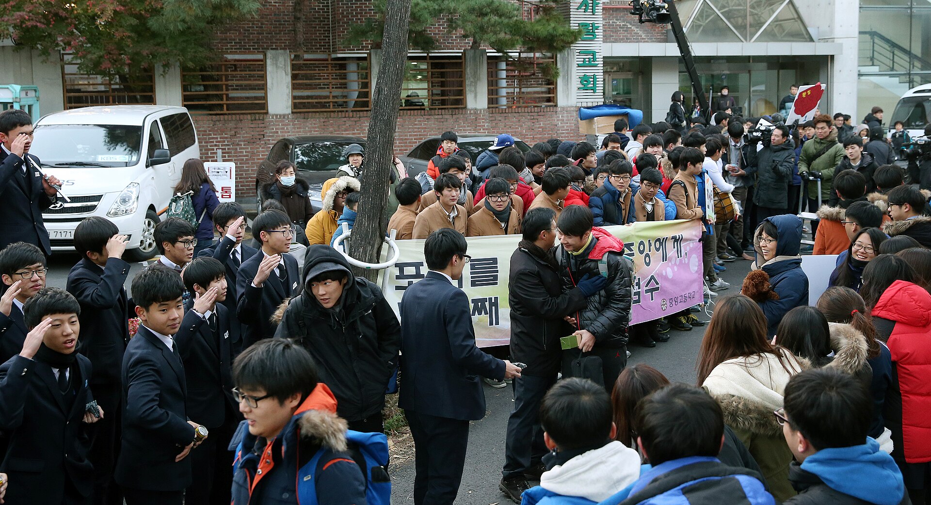 수능 당일 시험장 앞에서 후배들이 북을 치며 응원하는 모습