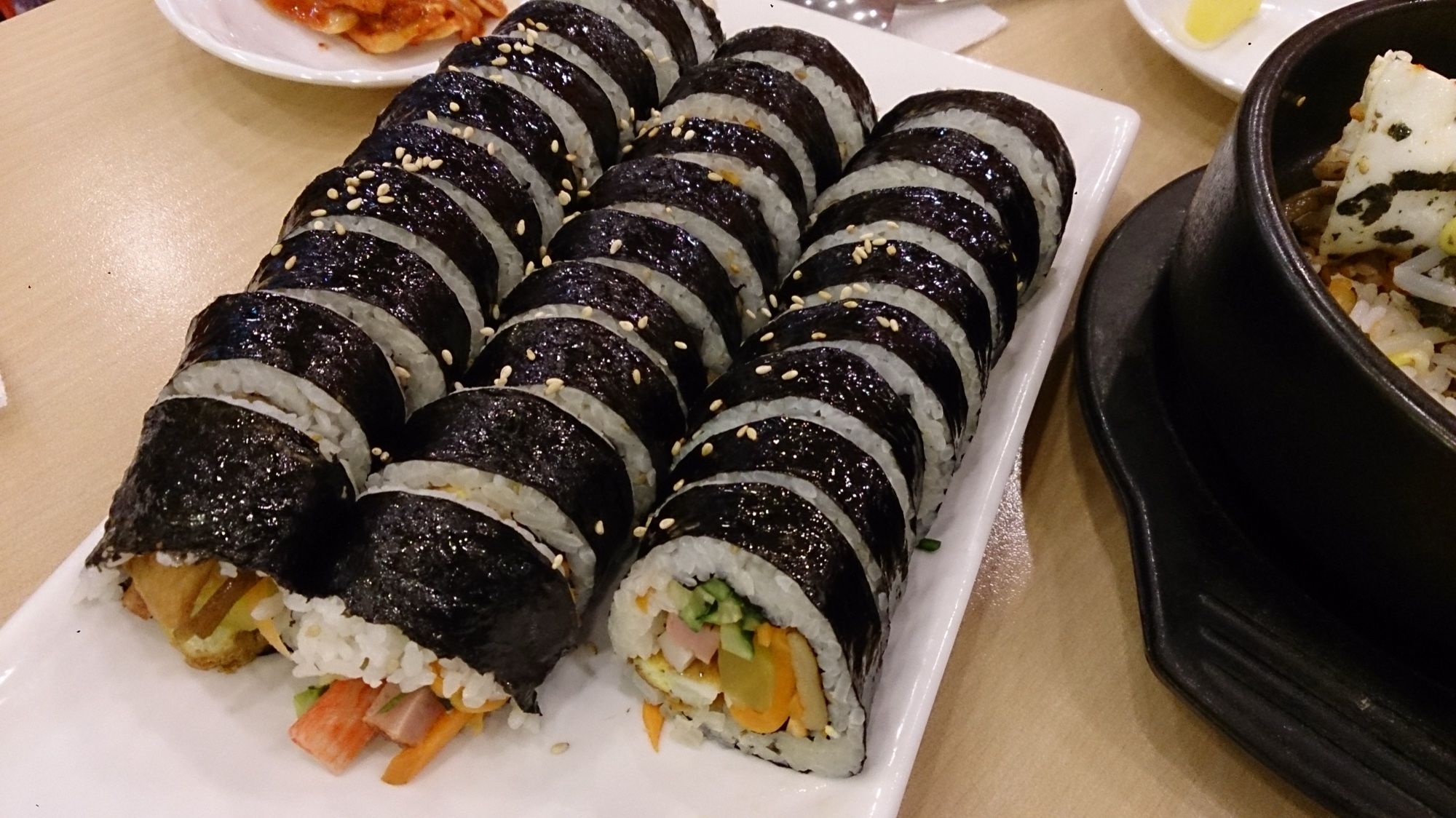 白い皿に2列に並んだ切ったキンパ