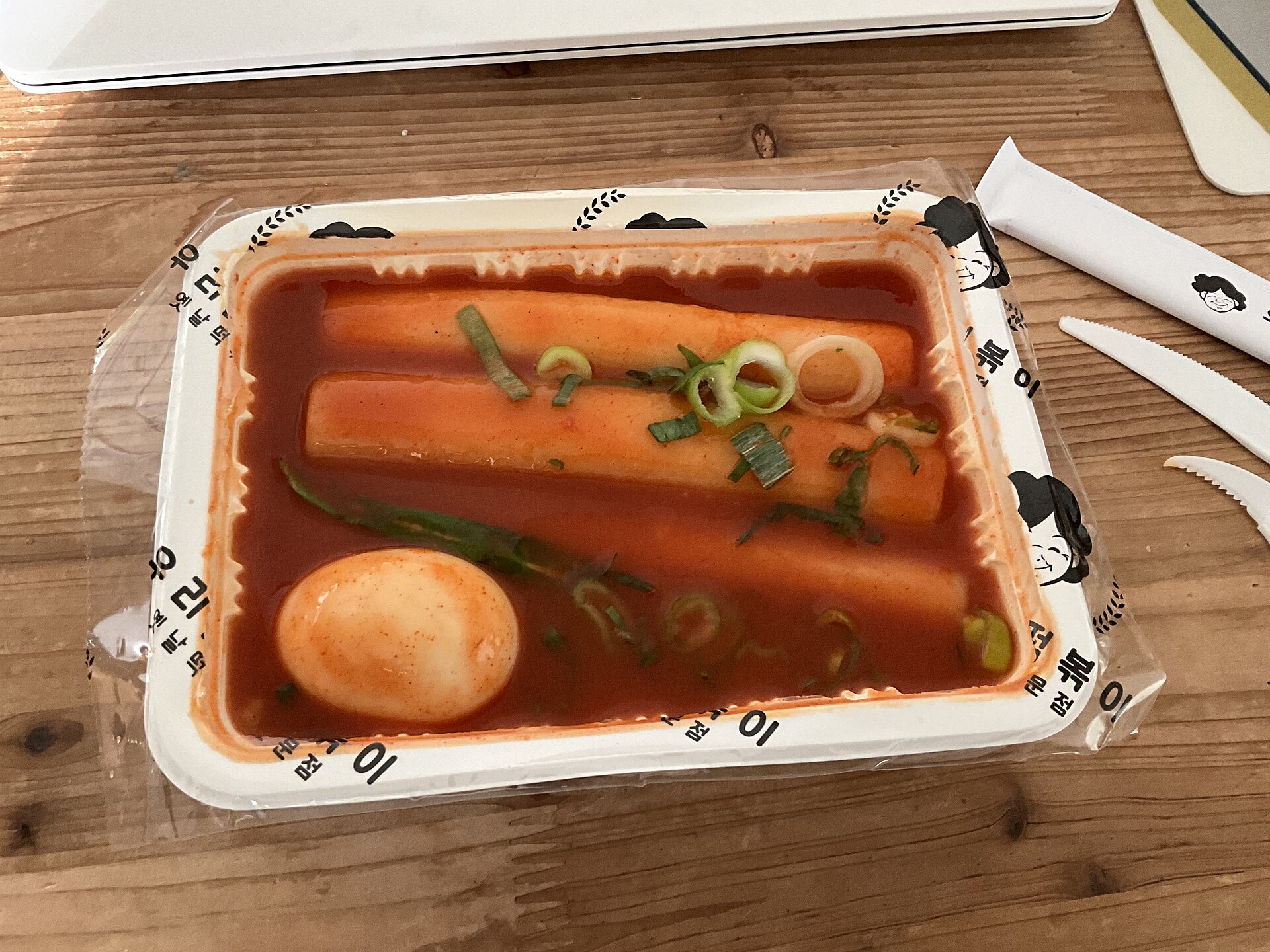 붉은 국물에 가래떡과 삶은 달걀이 담긴 일회용 용기
