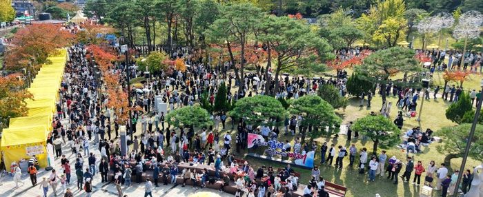 가을 단풍이 든 공원을 가득 메운 축제 방문객들