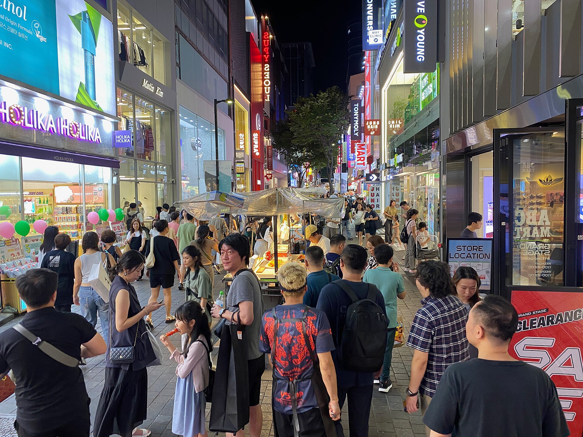 밤 명동 거리의 노점과 사람들