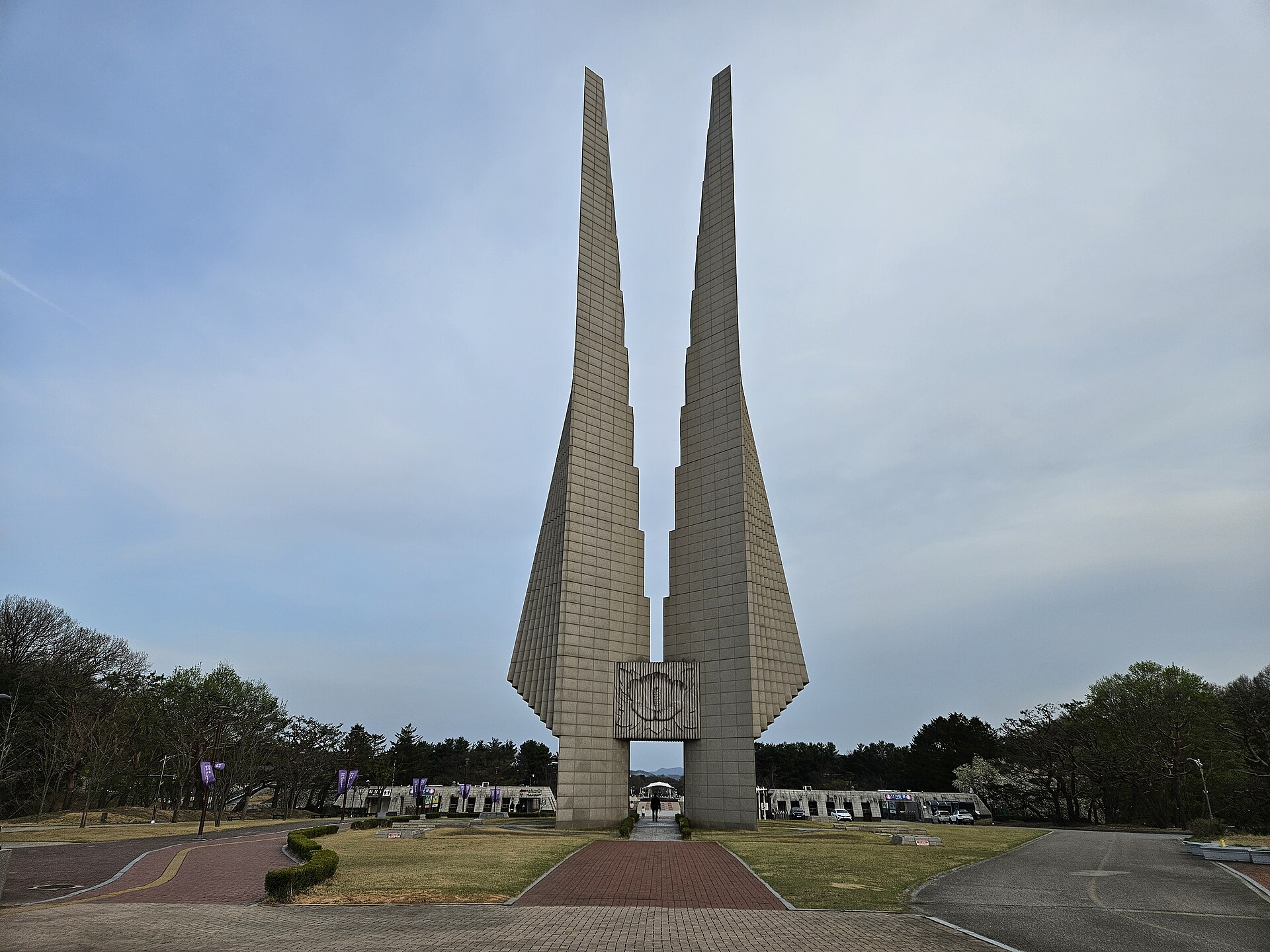 二枚の翼のようにそびえる民族の塔