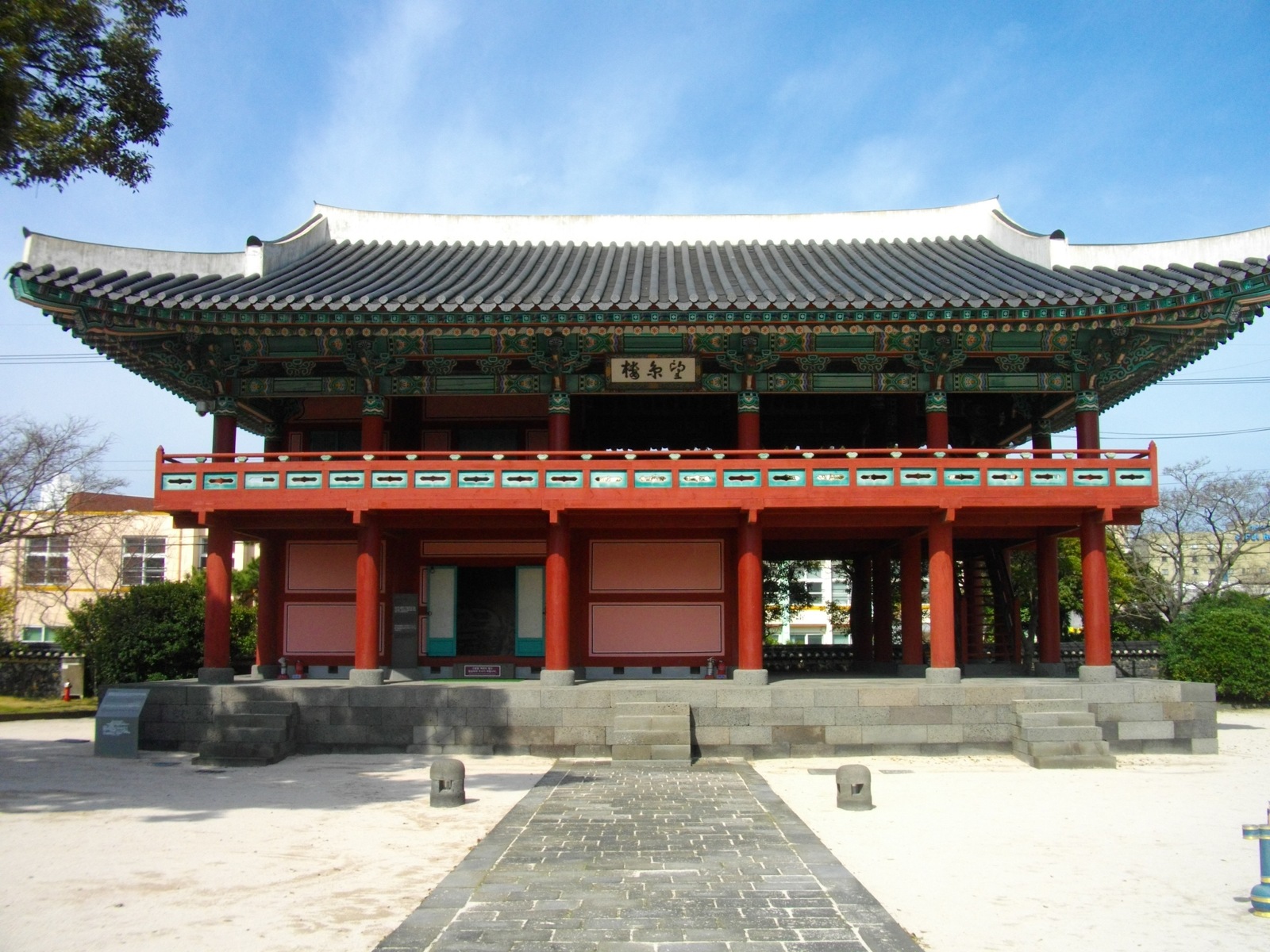 제주목 관아 마당에서 바라본 망경루.