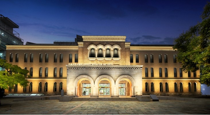 The Seoul Museum of Art building lit up at night