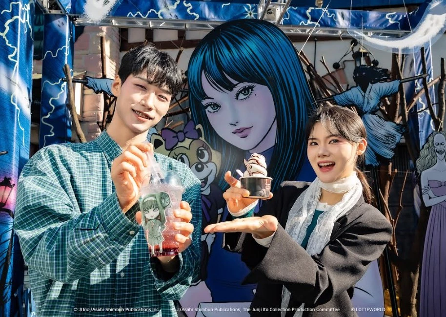 토미에 벽화 앞에서 분열주사 에이드와 소이치 선데를 든 두 모델