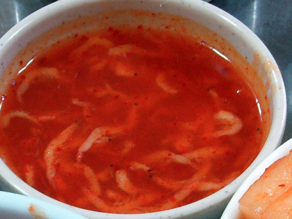 작은 새우가 소금에 절여져 그릇에 담겨 있는 새우젓 클로즈업