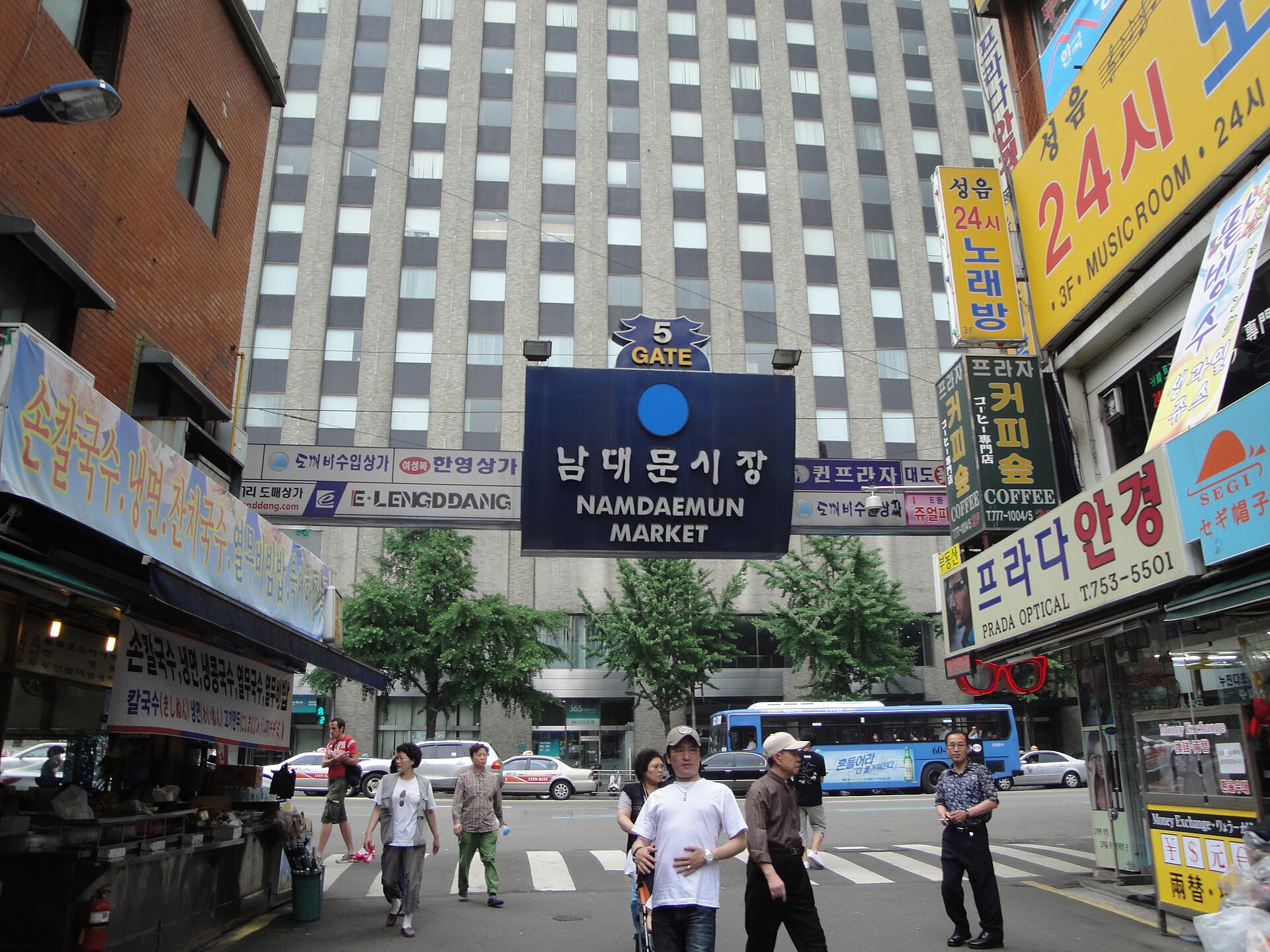 「南大門市場 NAMDAEMUN MARKET」の看板が掛かる5番ゲートと向かいの道路