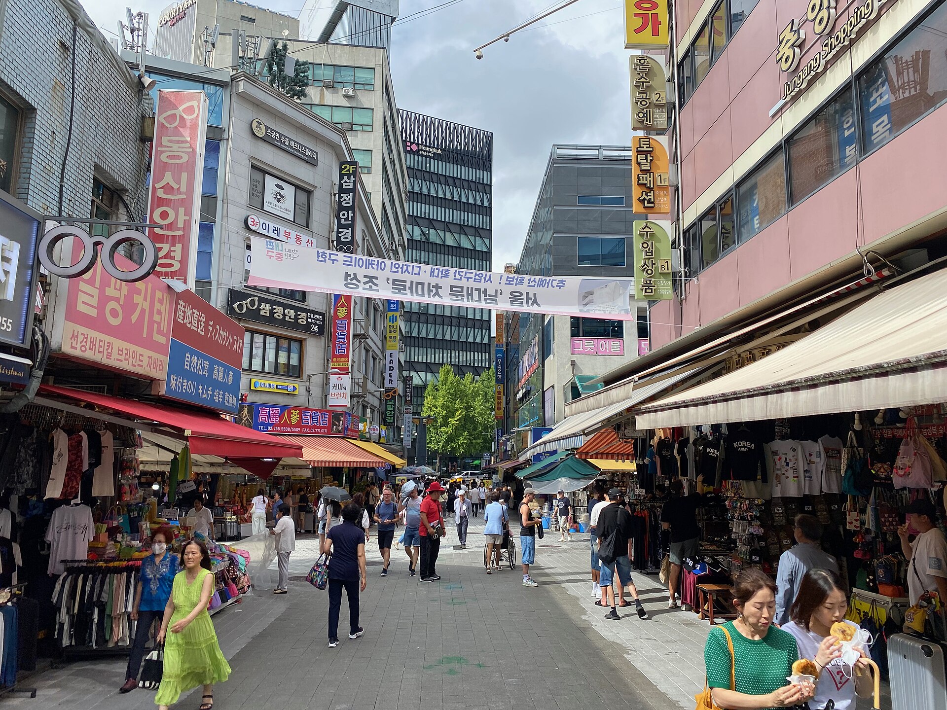 店の庇の下を人が行き交う南大門市場の通り