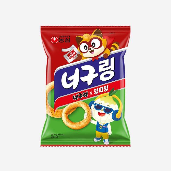 붉은색과 초록색 너구링 봉지에 너구리와 양파 캐릭터, 링 모양 과자가 그려져 있다.