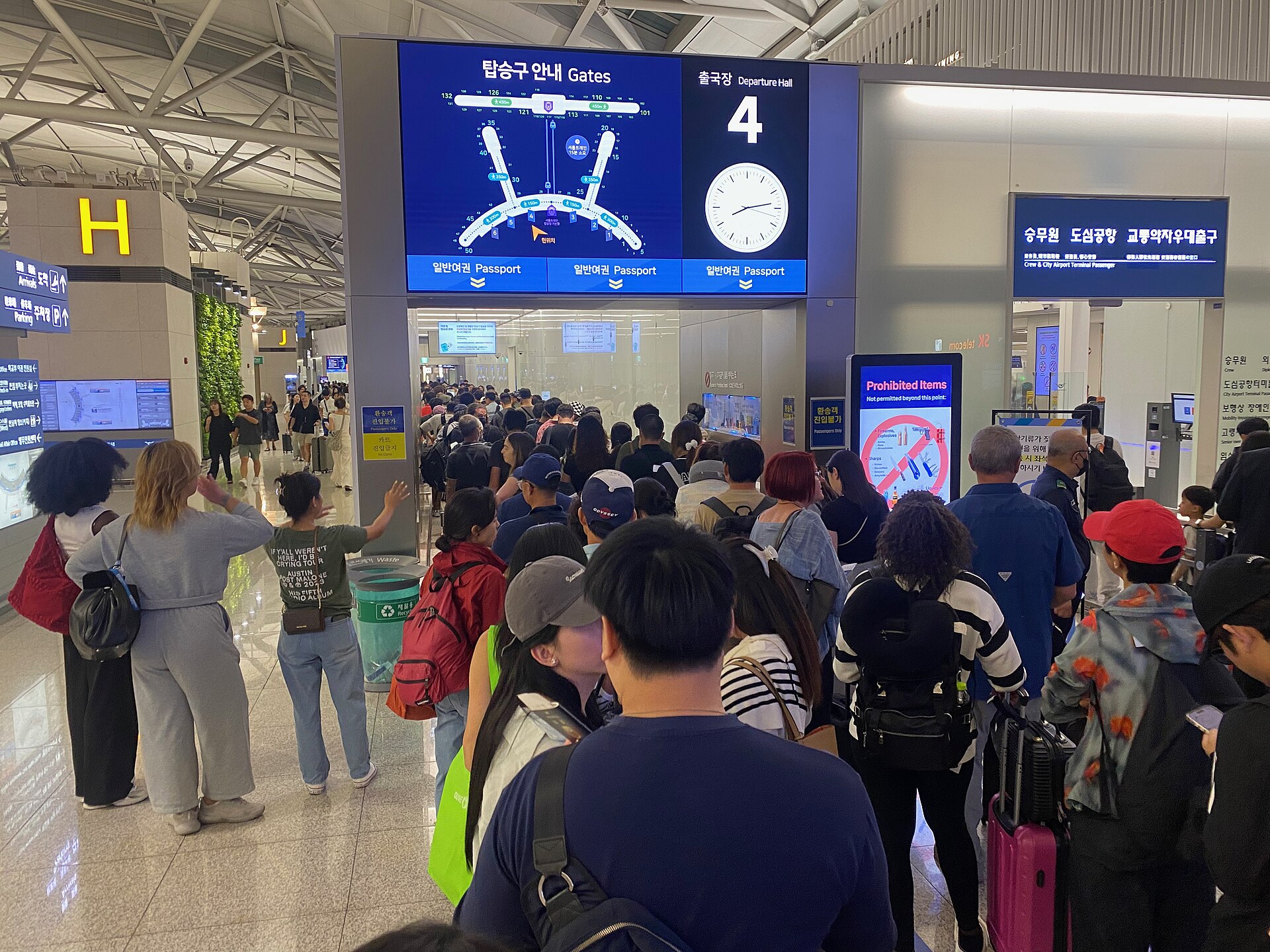 인천공항 출국장에서 일반여권 게이트로 들어가려고 줄을 선 여행객들