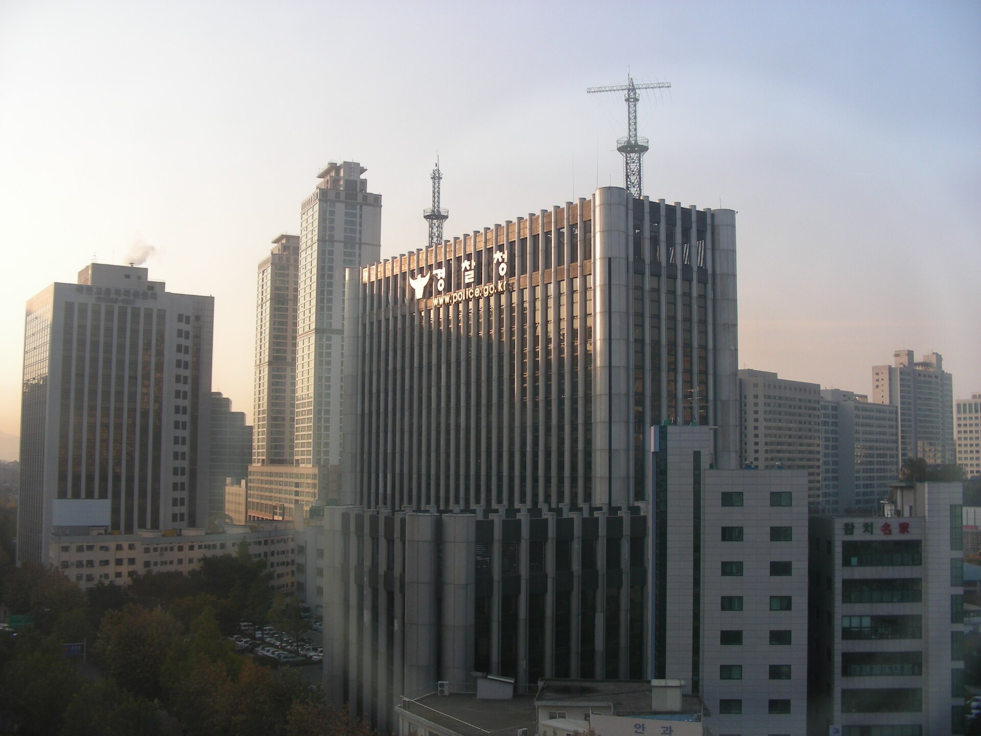 꼭대기에 경찰청 간판이 달린 서울의 고층 청사