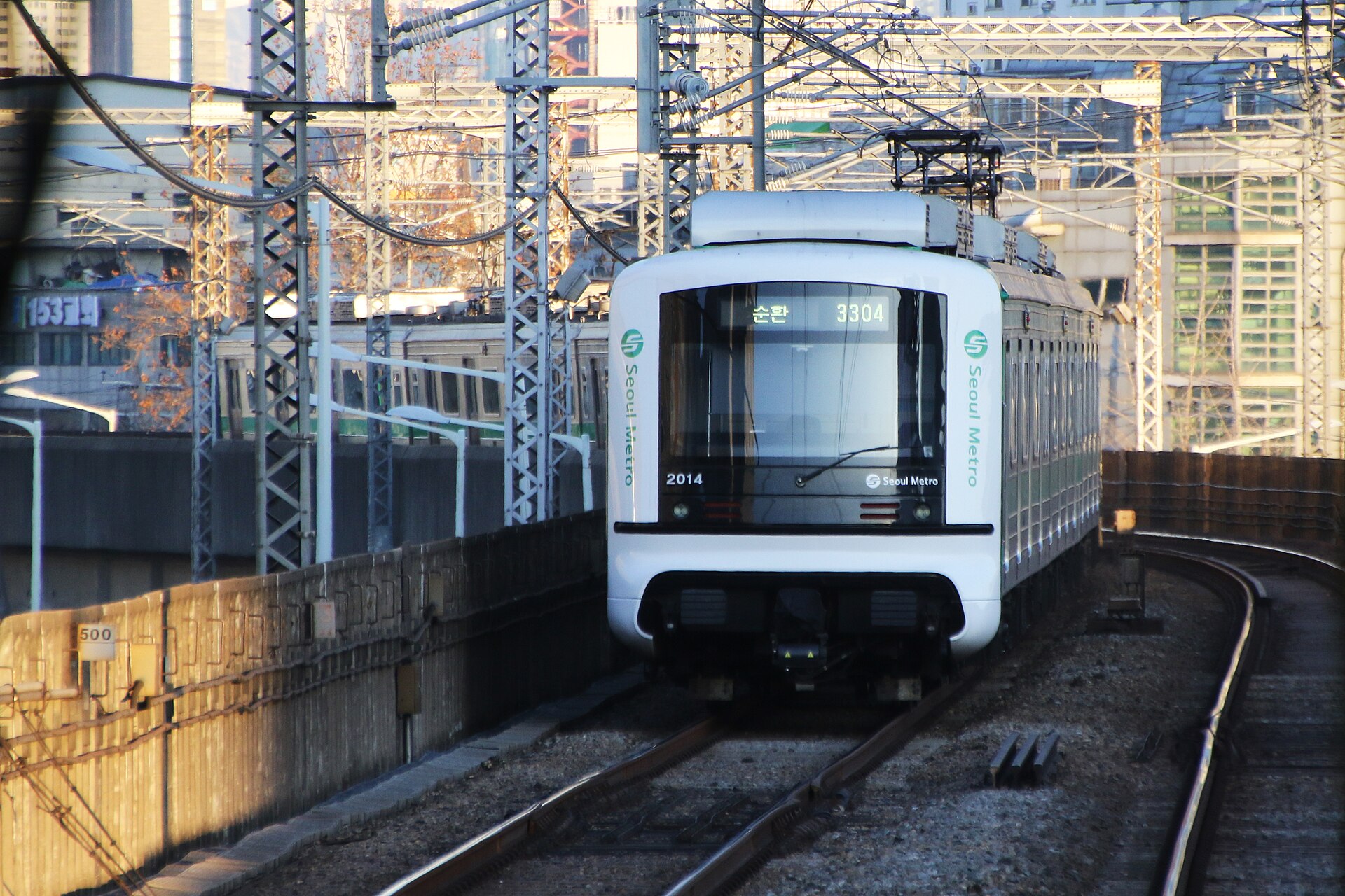 A Line 2 train pulling into a Seoul subway station