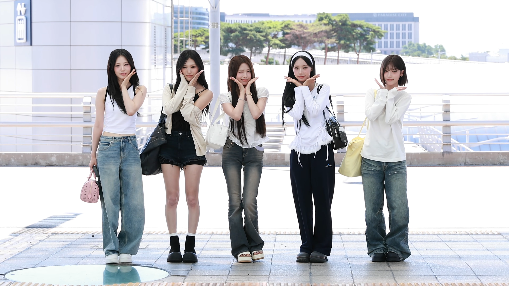인천공항 밖에서 흰색과 검은색 상의, 청바지 등을 입고 함께 포즈를 취하는 리센느 다섯 멤버의 전신 자료사진