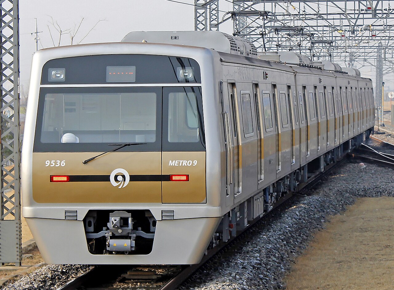 線路上にある銀色と金色のソウル9号線電車9536号