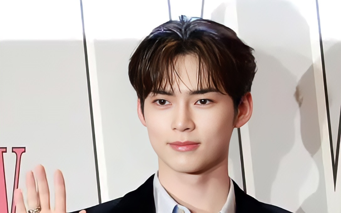 검은 재킷과 연한 셔츠를 입고 손을 들어 인사하는 성한빈의 상반신 자료사진