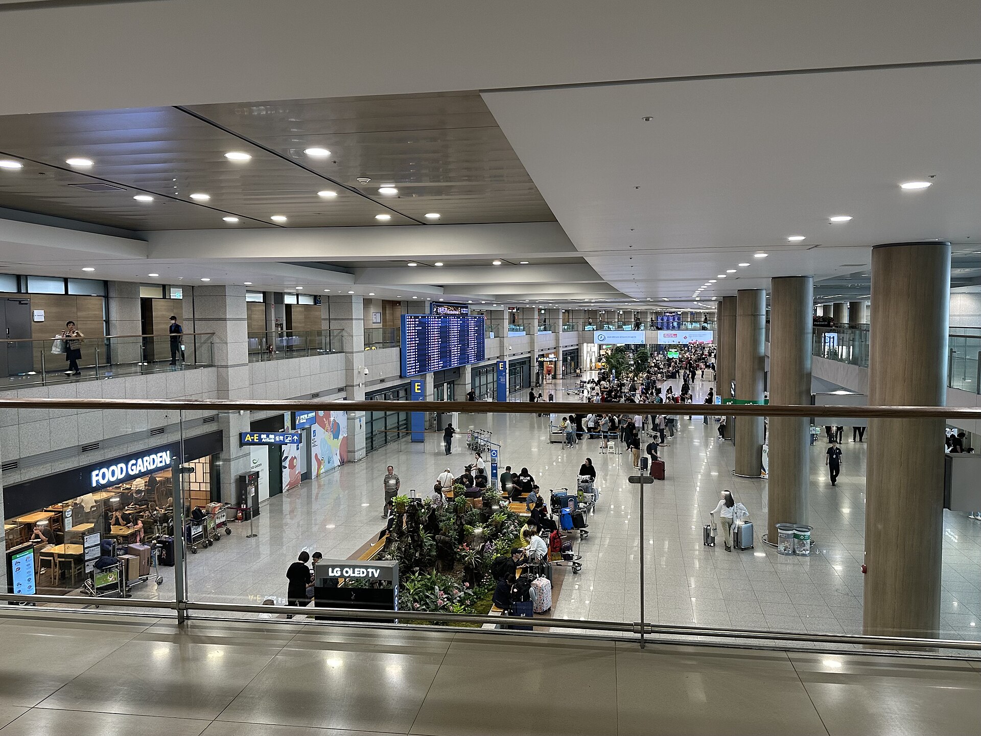 위층에서 내려다본 인천공항 1터미널 입국장과 여행객들