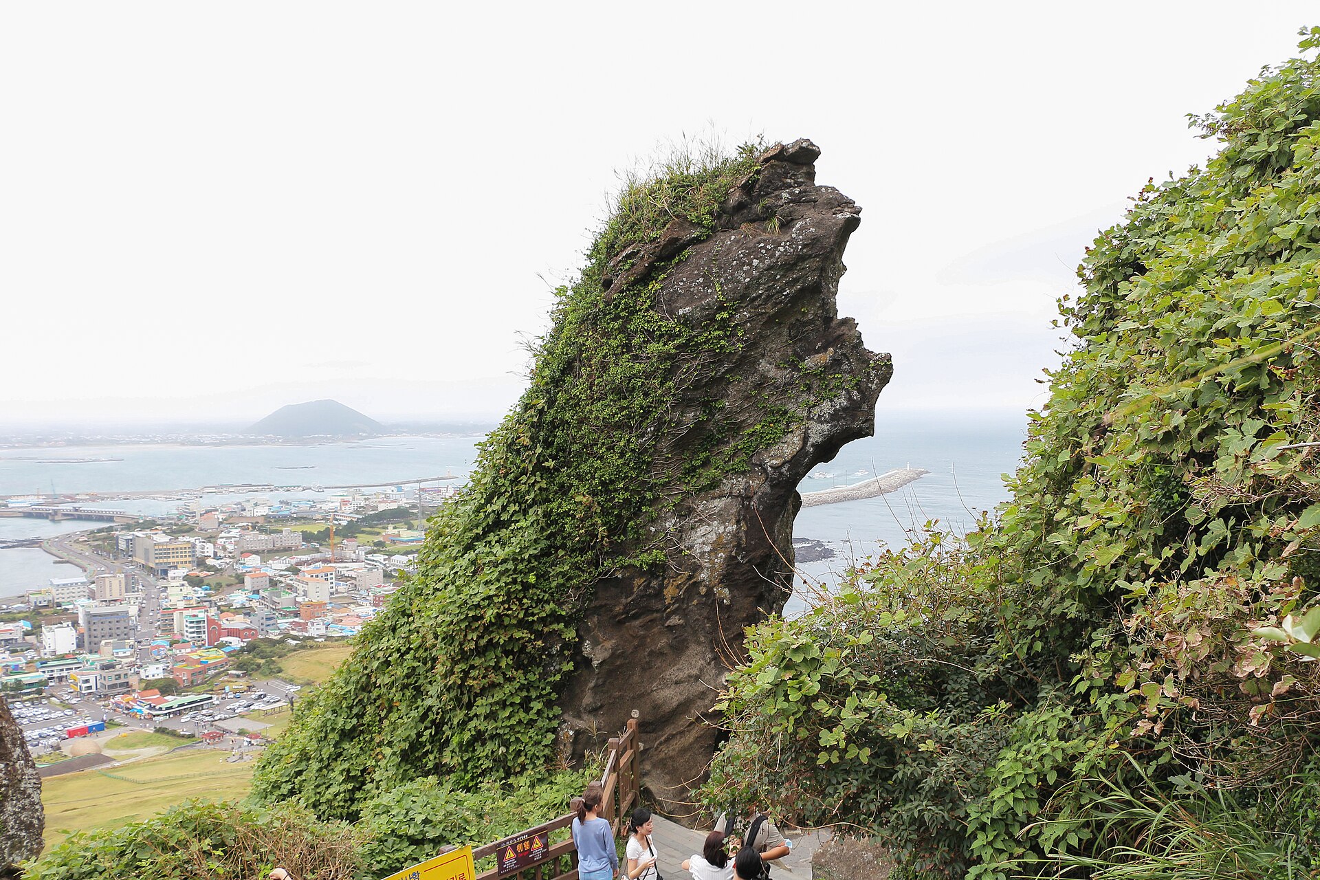 성산일출봉 암벽 너머로 보이는 마을과 바다