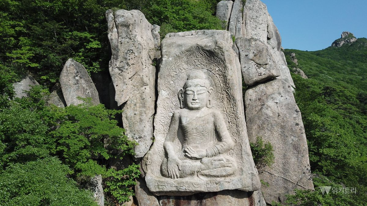 바위에 새겨진 가부좌 자세의 마애불
