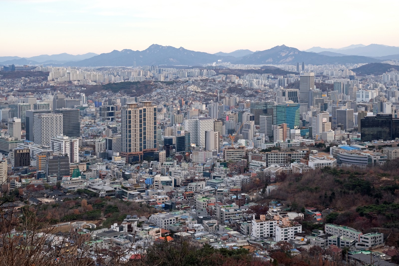 남산에서 북쪽으로 바라본 서울 도심 건물과 멀리 이어진 산 능선. 2022년 자료사진.